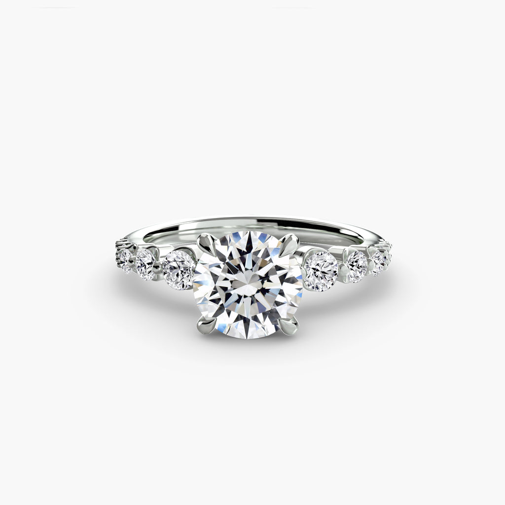 Solitario con Diamanti Laterali – Anello Anniversario